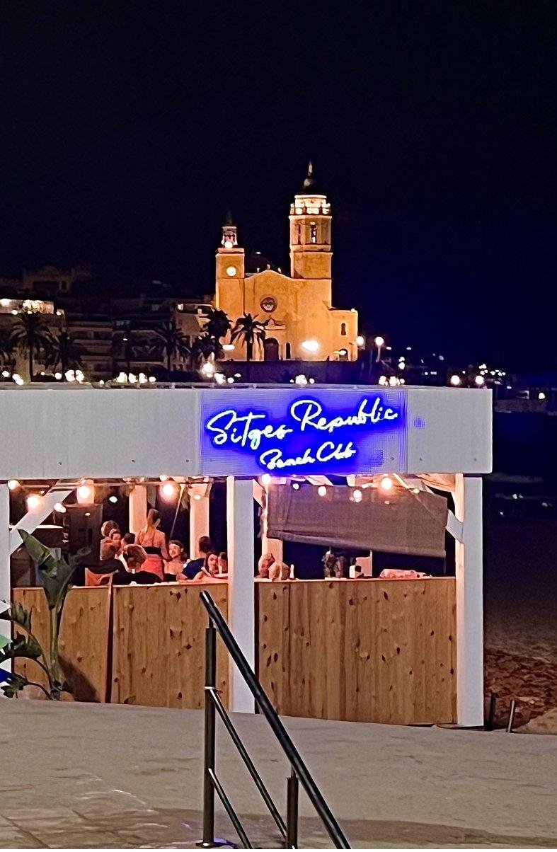 Església de Sitges i xiringuito de nit