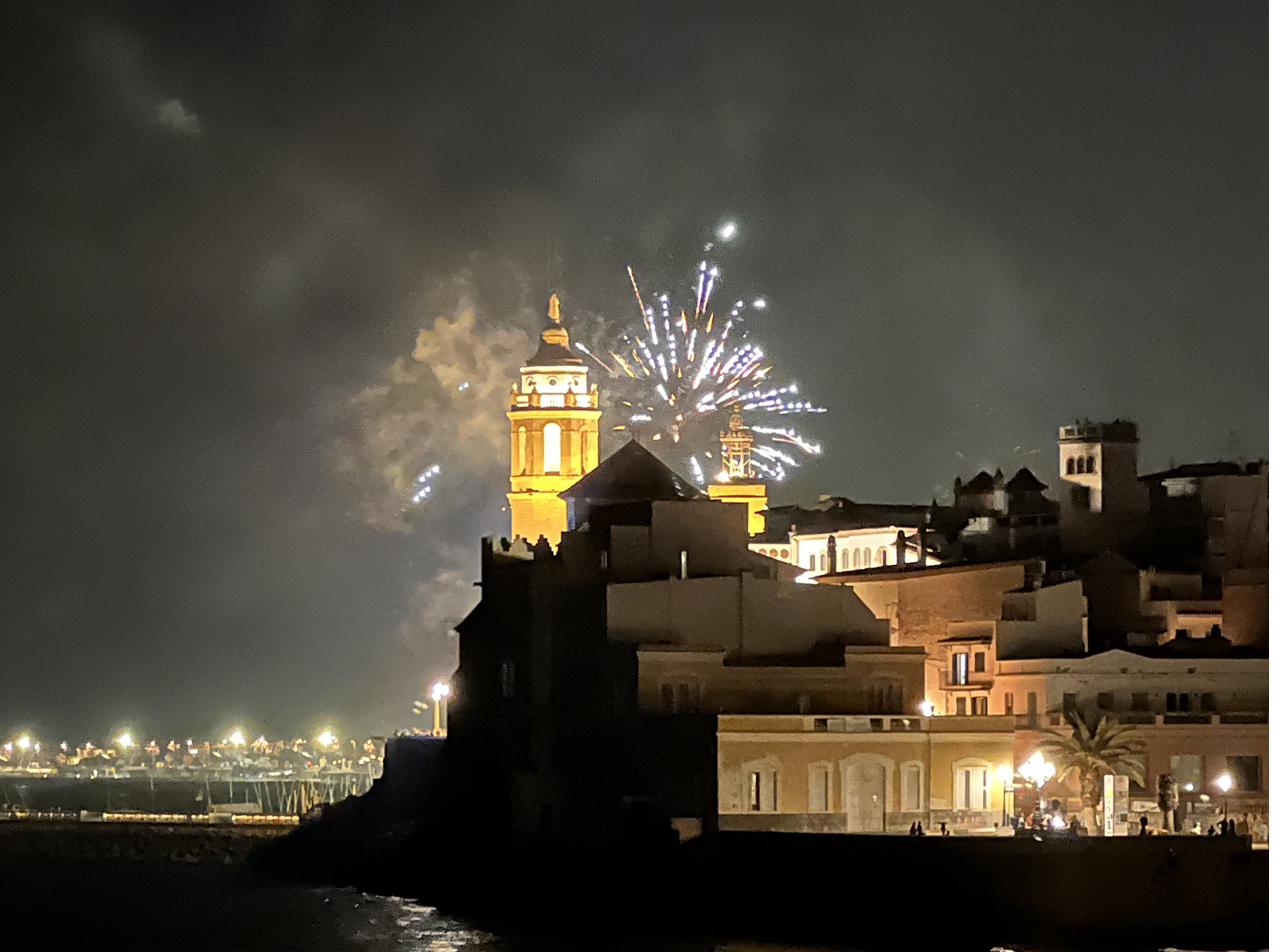 Església de Sitges amb focs artificials