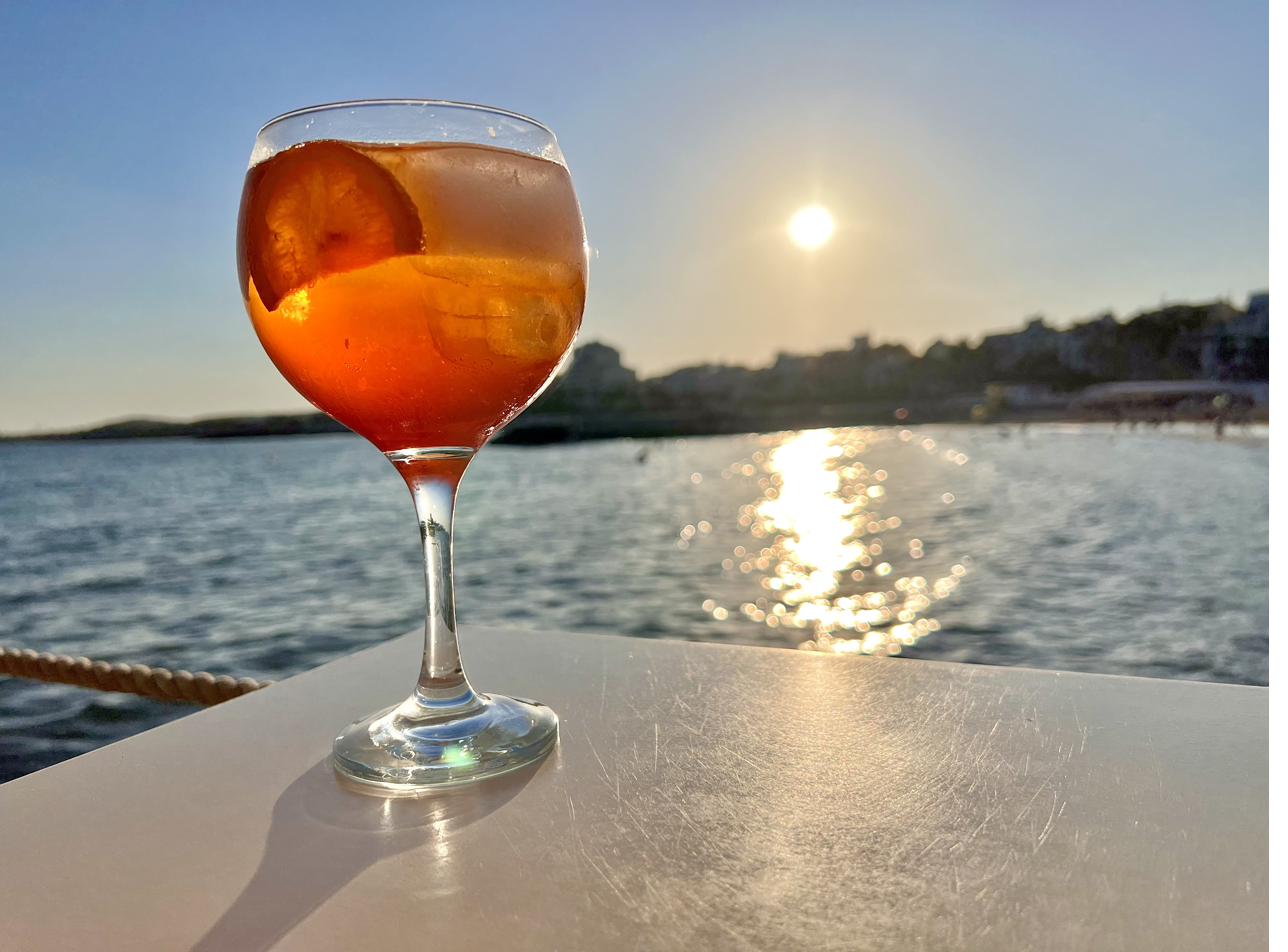 Aperitiu a la platja amb la lluna reflectida
