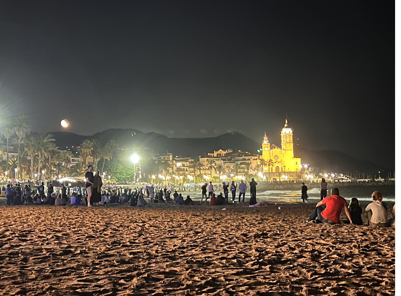 Focs artificials sobre la platja de Sitges