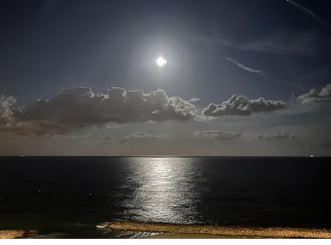 Lluna sobre el mar Mediterrani