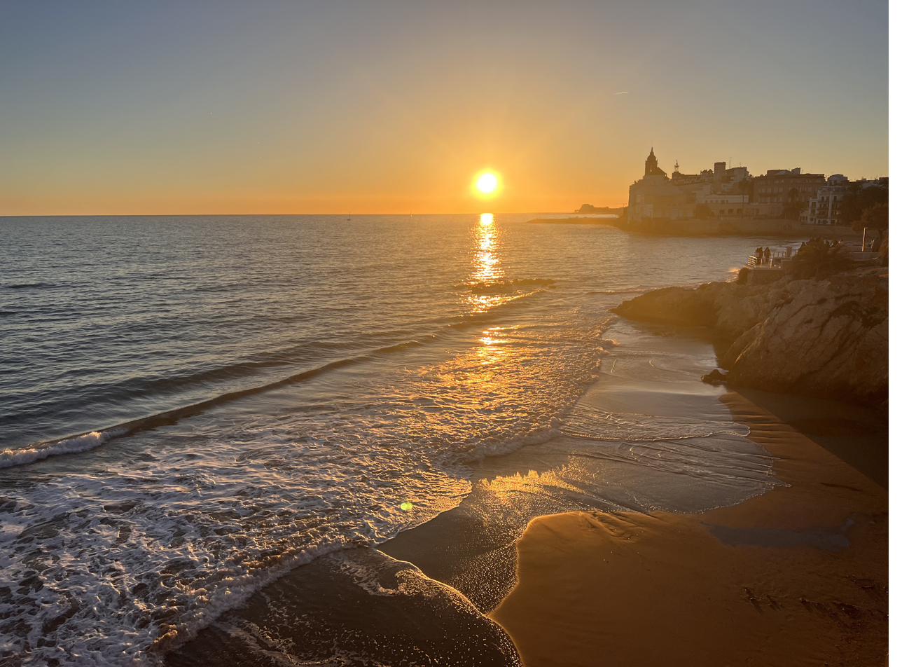 Sortida del sol al mar de Sitges