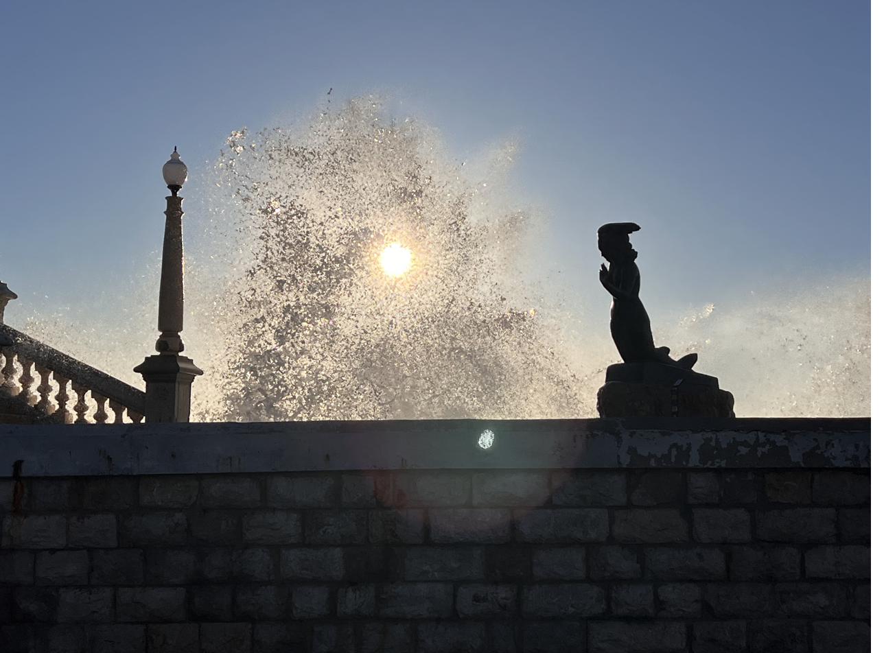 Onades trencant al passeig de Sitges
