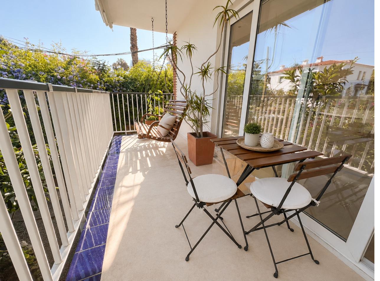 Terrassa privada amb balancí, taula i cadires